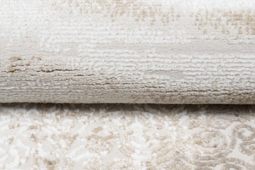 Изящен кремав килим с орнаменти