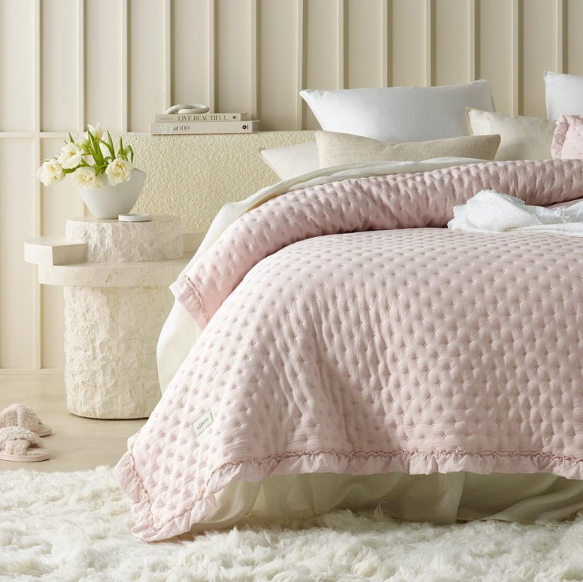 Cuvertură de pat roz deschis Molly cu volane 220 x 240 cm