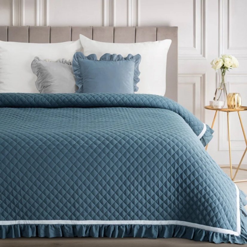 Kék, steppelt ágytakaró fodrokkal