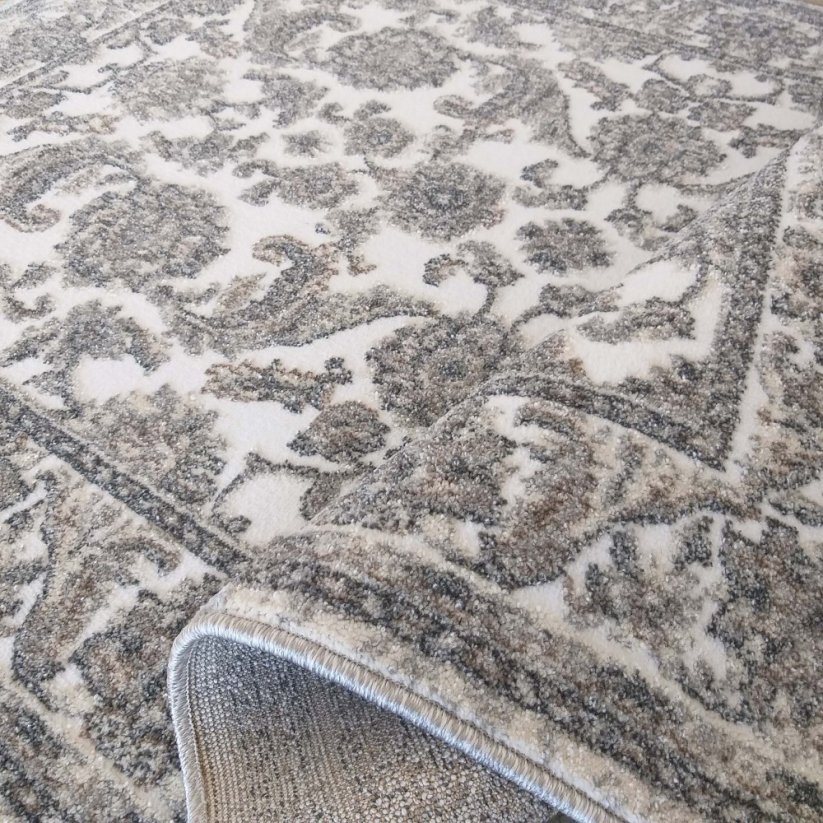 Висококачествен килим с ориенталски десен