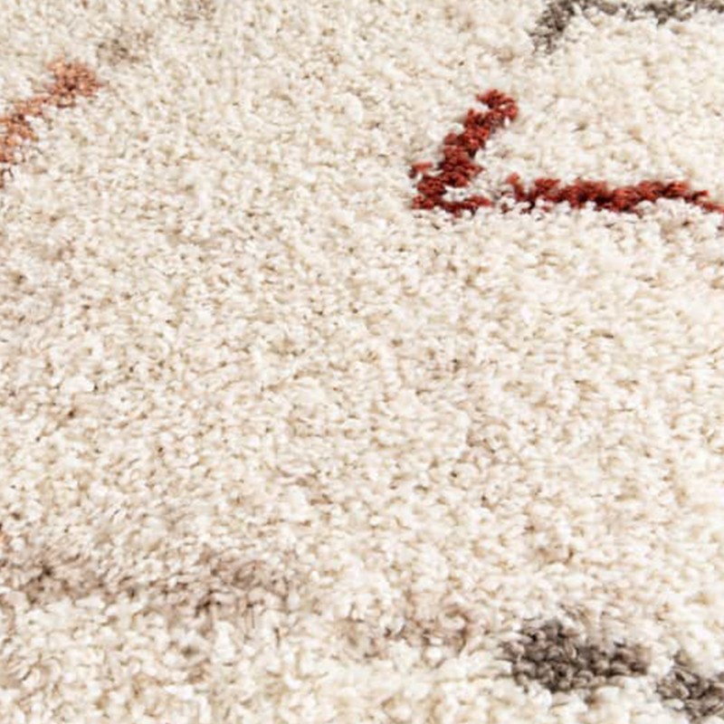 Shaggy koberec v béžovej farbe so vzorom