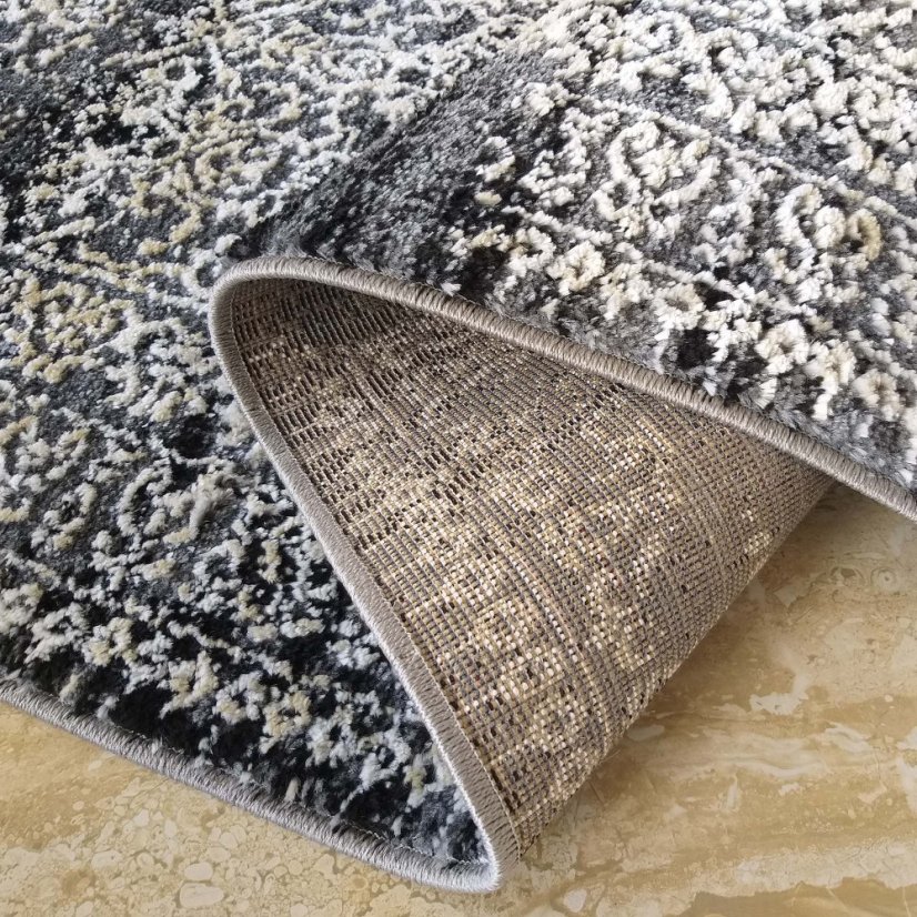 Vzorovaný koberec béžovej farby