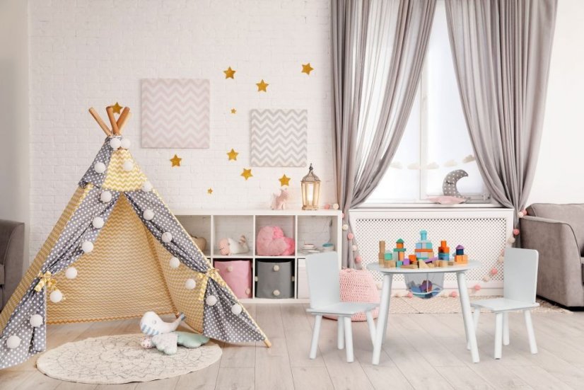 Bílý dětský stolek se židlemi a úložným prostorem