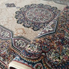 Луксозен килим с красива шарка в земни цветове