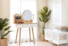 Kosmetický toaletní stolek se zrcadlem a dřevěnými zásuvkami