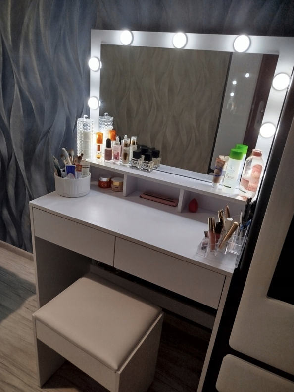 Tavolino cosmetico Hollywood con sgabello - eleganza, stile e praticità in un unico prodotto