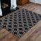 Škandinávsky koberec čiernej farby s bielym vzorom