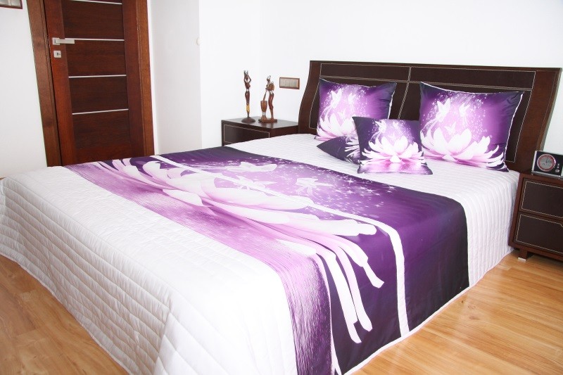 Přehoz na postel bílé barvy s motivem fialového květu - Rozměr: Šířka: 220 cm | Délka: 240 cm