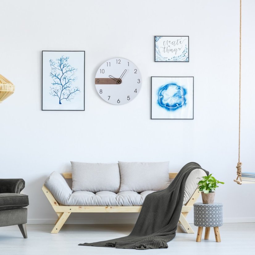 Bílé designové nástěnné hodiny do obýváku