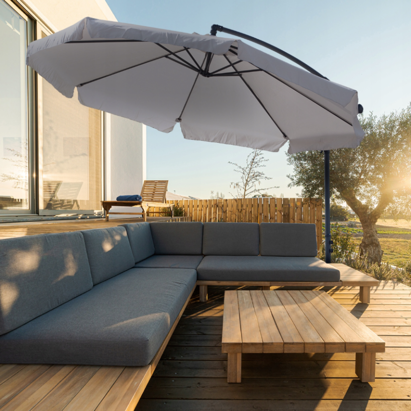 Veľký záhradný slnečník so stojanom šedej farby