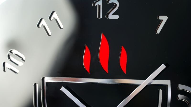 Nástěnné hodiny do kuchyně v černé barvě s motivem kávové šálky