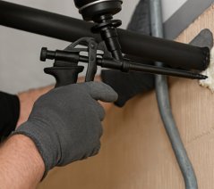 Kovová pištoľ na montážnu penu