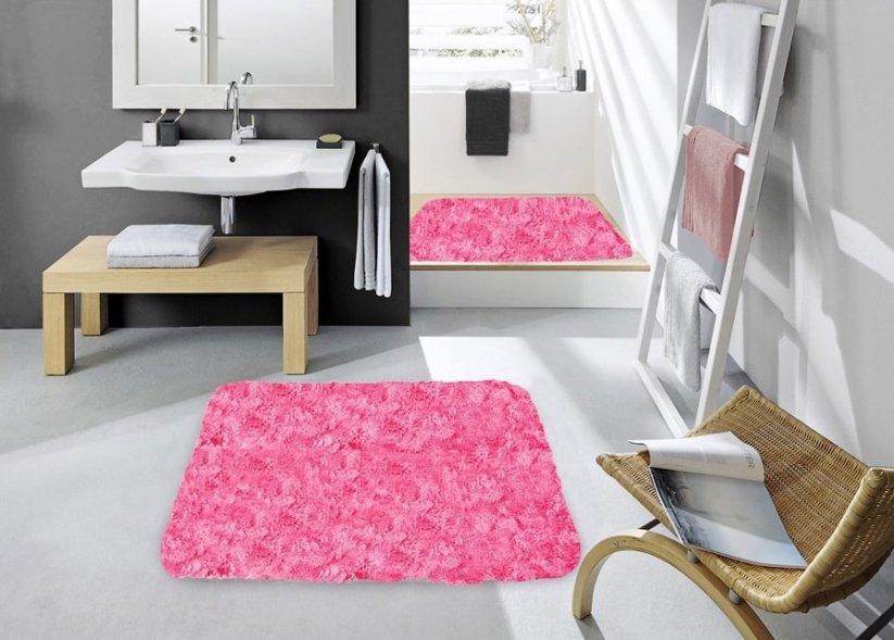 Kúpeľnový koberec ružovej farby
