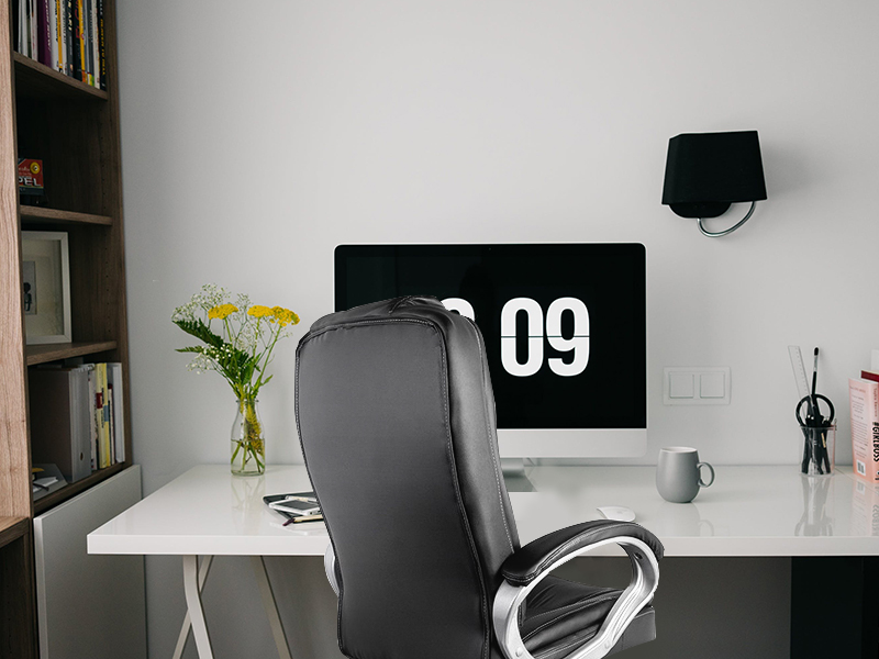 Vrtljivi pisarniški stol v črni barvi
