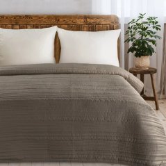 Elegantný prehoz na posteľ TARA z matnej tkaniny s prešívaným vzorom - hnedý