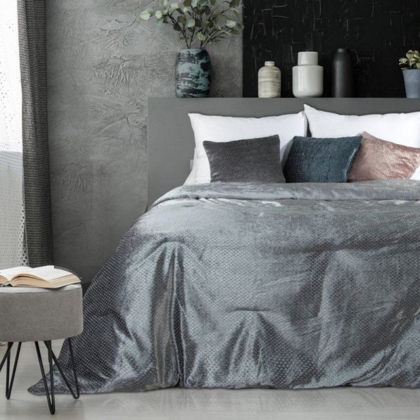 Elegantní světle šedý přehoz na postel