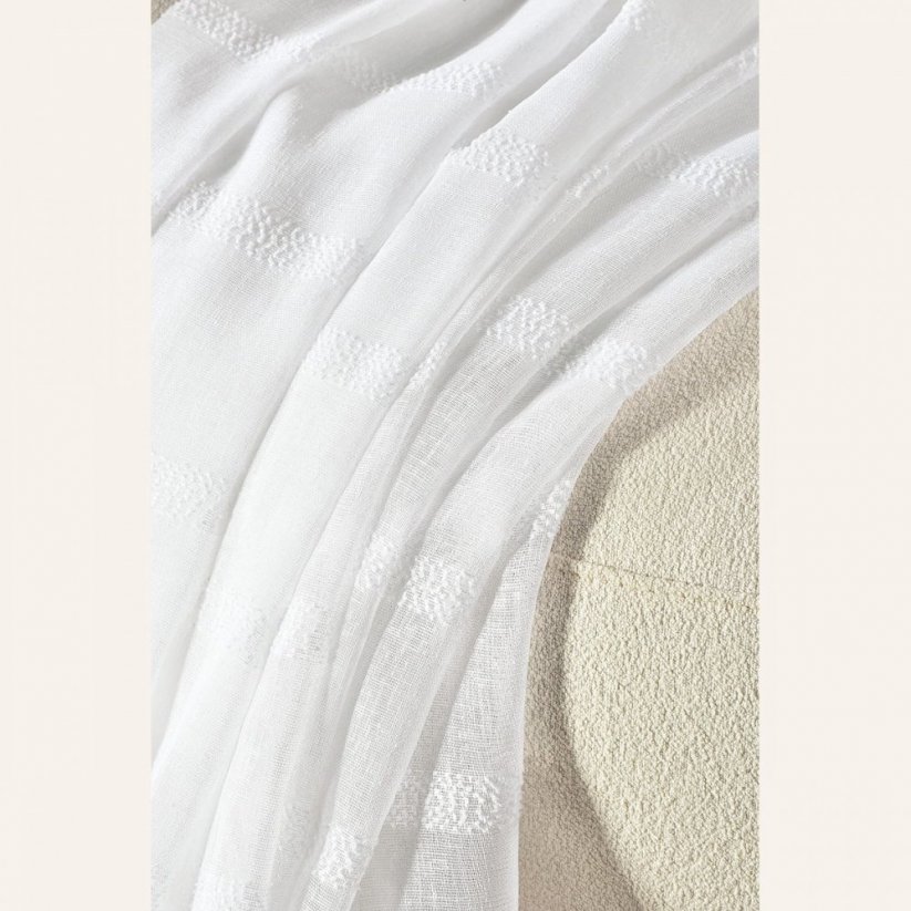 Kvalitná biela záclona Maura so zavesením na kruhy 140 x 280 cm