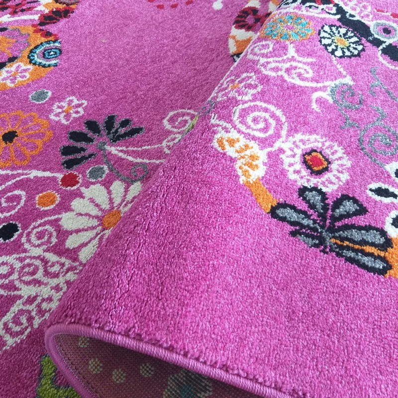 Модерен килим за детска стая в розово с перфектен мотив на пеперуда