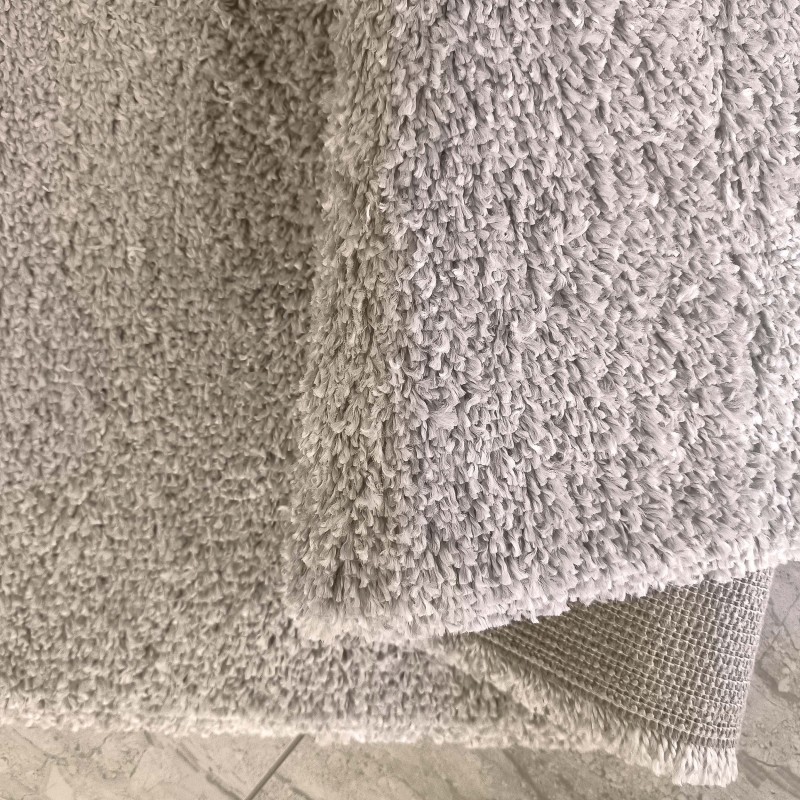 Moderný shaggy koberec v béžovej farbe