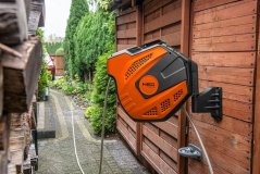Tamburo autoavvolgente con tubo da giardino