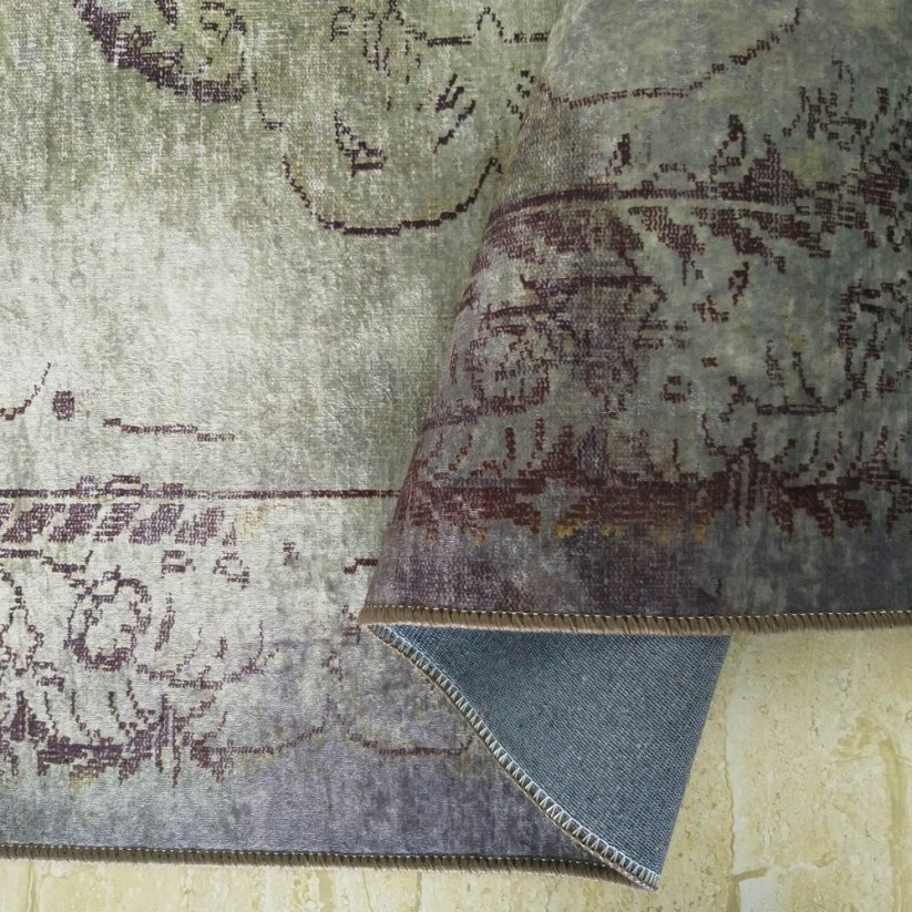 Olivgrüner Teppich mit orientalischem Muster