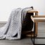Dicke hellgraue Decke mit modernem Muster