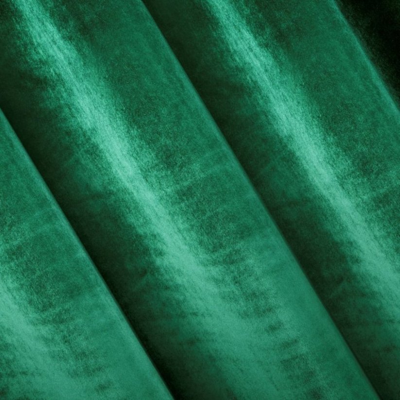 Draperie frumoasă din catifea de un verde intens, pe o bandă de pliere