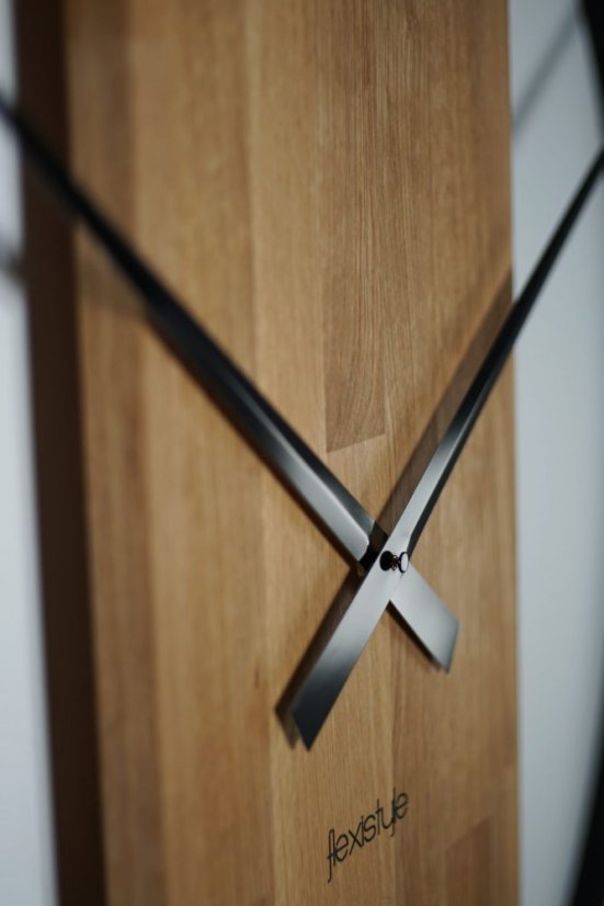 Moderní hodiny o průměru 50cm v kombinaci dřeva a kovu