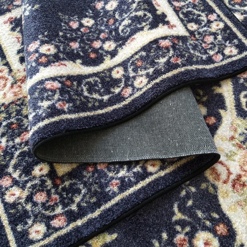 Modrý květinový koberec ve vintage stylu