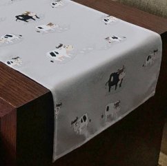 Běhoun ve světle šedé barvě s veselým kravským potiskem