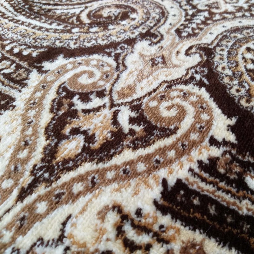 Smeđi tepih u orijentalnom stilu