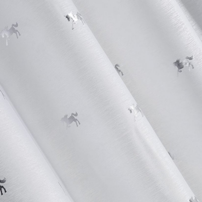 Elegantné závesy v bielej farbe so striebornou potlačou jednorožca