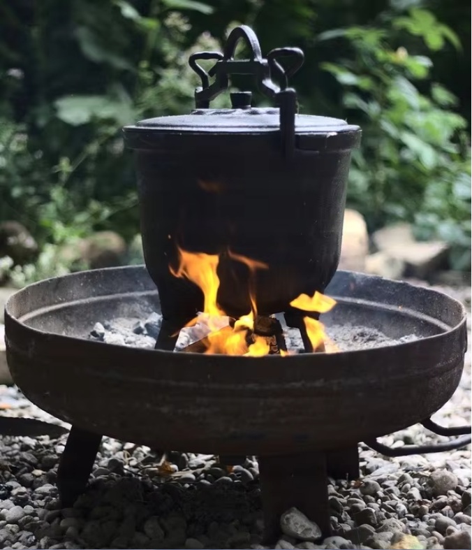 Bollitore smaltato con superficie e coperchio in ghisa