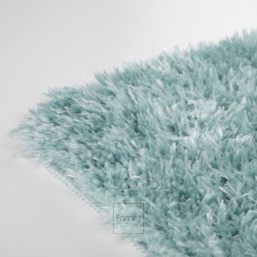 Kvalitní koberec s vyšším vlasem v jemné tyrkysové barvě
