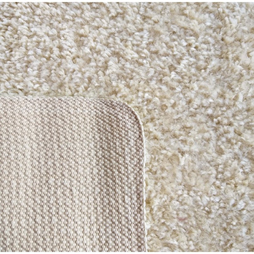 Jednofarebný béžový koberec do obývačky