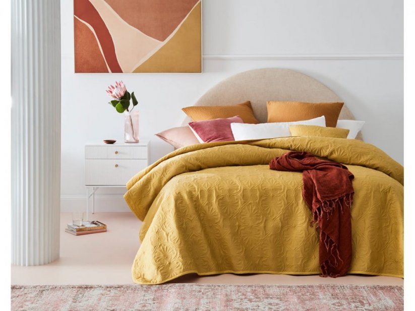 Kvalitní vzorovaný přehoz na postel žluté barvy 220 x 240 cm