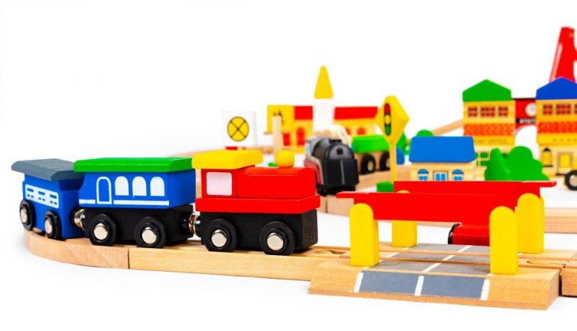 Dřevěná autodráha s vlakem na baterie a 90 prvky