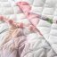Bílý prošívaný přehoz na postel s barevnými pírky