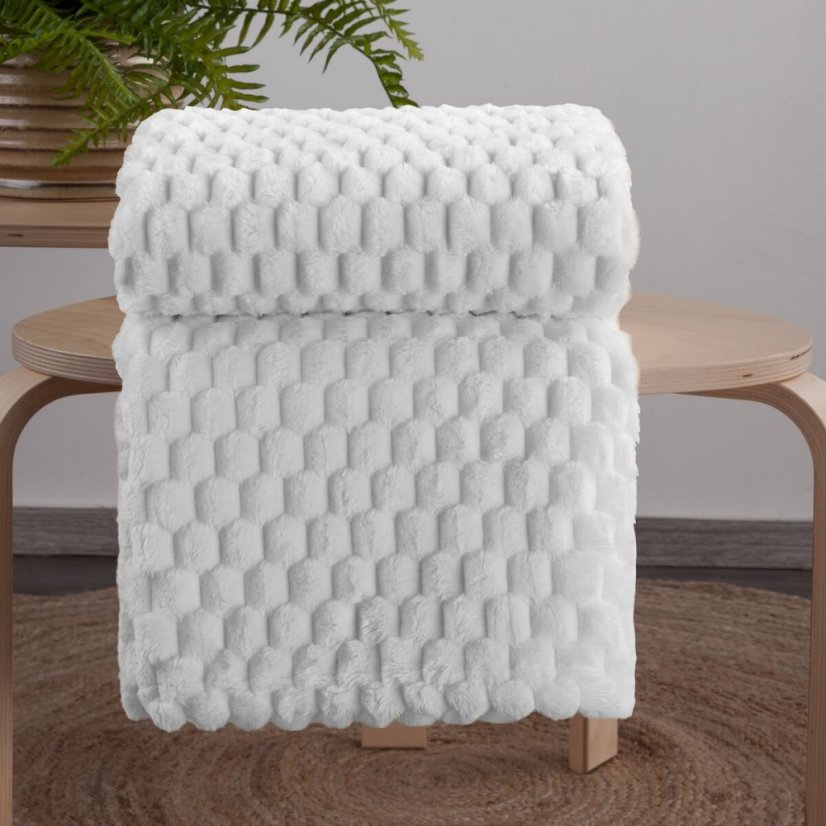 Дебело одеяло в бяло с модерен модел