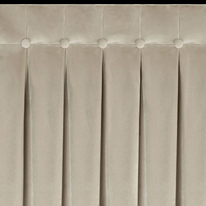Bézs bársony függöny dekoratív öltésekkel és gombokkal a tetején