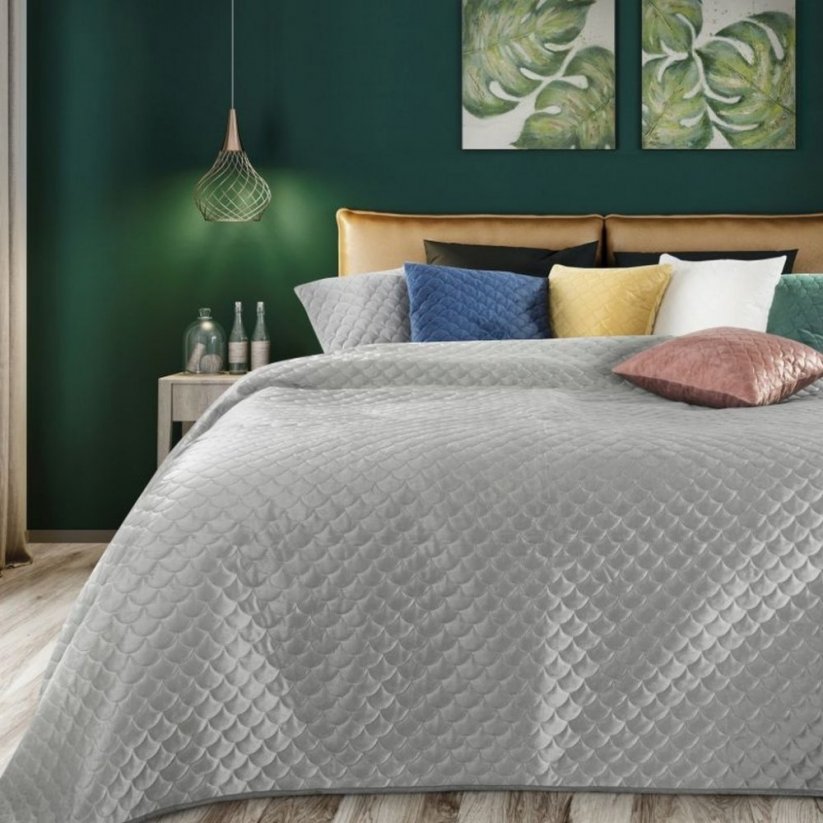 Jednofarebný krásny prešívaný prehoz na posteľ s sivej farbe
