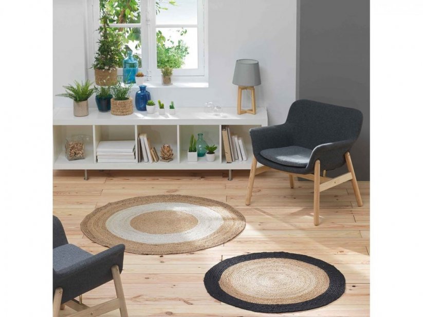 Moderný okrúhly koberec z jutoviny hnedej farby