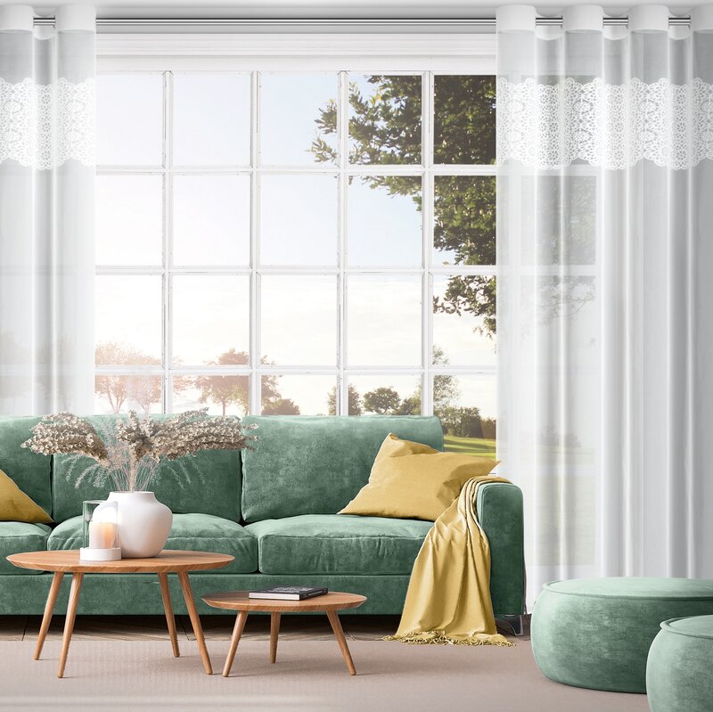 Bílá záclona s vyšívanými květy – jemná záclona na kroužky