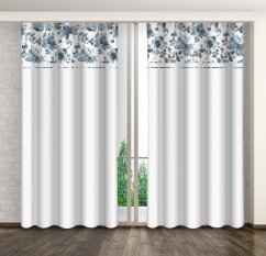 Fehér dekoratív függöny egyszerű kék virágokkal díszített mintával