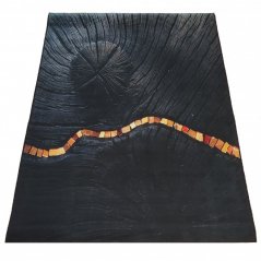 Schlichter schwarzer Teppich mit interessantem Detail