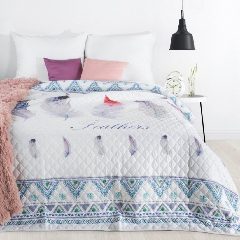 Cuvertură de pat albă cu imprimeu de pene colorate