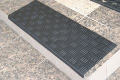 Gumová rohož na schody čiernej farby 76x26 cm