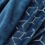 Luxusní tmavě modrá deka se stylovým stříbrným geometrickým tvarem