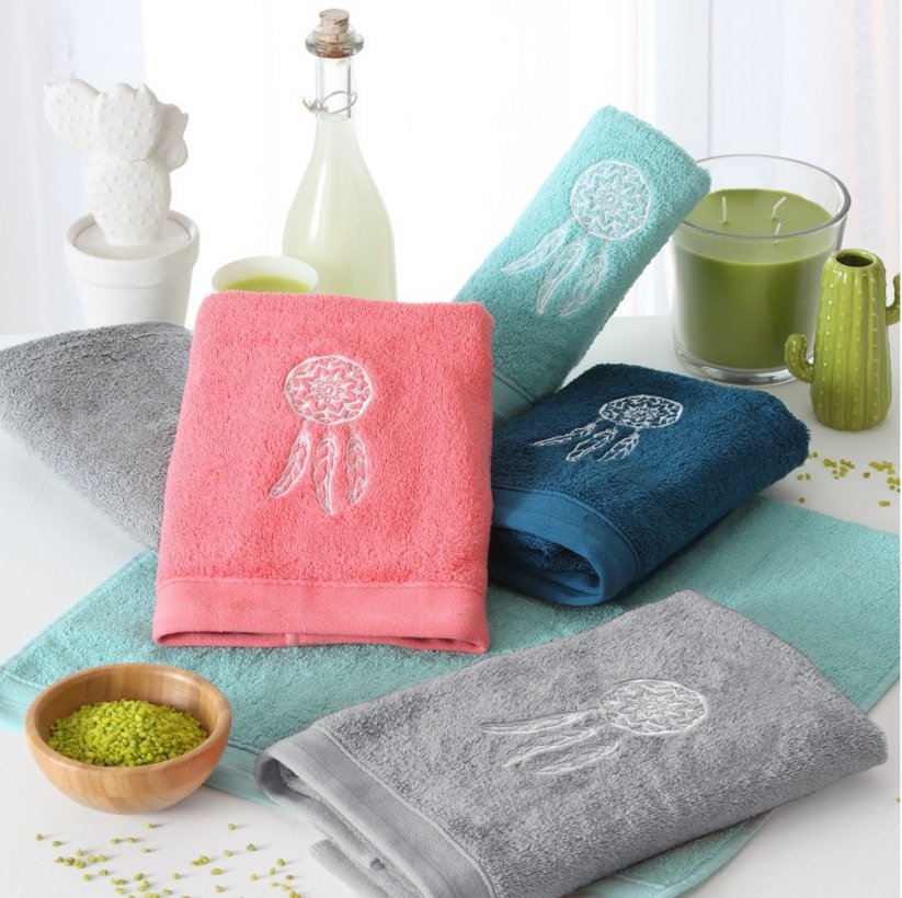 Kvalitní bavlněný ručník mentolové barvy se stylovou vyšívkou 70 x 130 cm