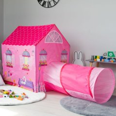 Una tenda per ragazze nel design di una casa rosa con un tunnel